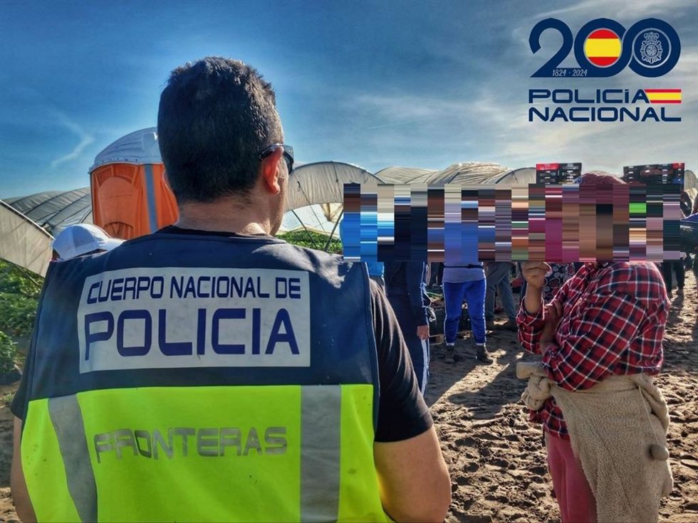 Agente de la Policía Nacional en la empresa agrícola.