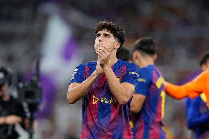 Pau Cubarsi, do FC Barcelona, cumprimenta os torcedores durante a partida de futebol da Liga Espanhola, LaLiga EA Sports, disputada entre o Real Madrid C.F. e o FC Barcelona no estádio Santiago Bernabeu em 26 de outubro de 2025, em Madri, Espanha.