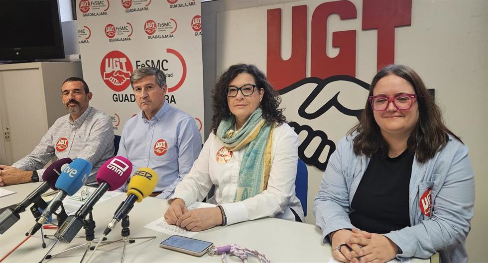 La secretaria general de UGT Castilla-La Mancha, Lola Alcónez, en rueda de prensa junto a otros integrantes del sindicato.