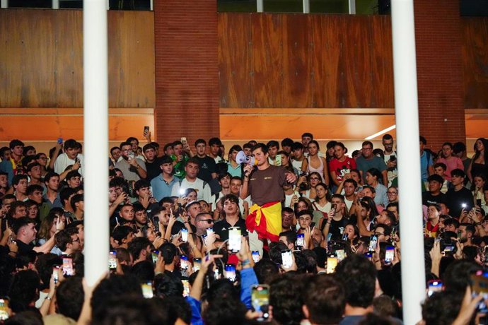 El seudo periodista Vito Quiles llega a la concentración convocada bajo el lema 'España combativa' en la Universidad Pablo Olavide de Sevilla (UPO). A 23 de octubre de 2025, en Sevilla (Andalucía, España).