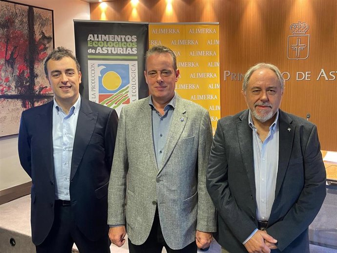 El presidente de Alimerka, Alejandro Fernández, el consejero de Medio Rural y Política Agraria, Marcelino Marcos, y el presidente del Consejo de la Producción Agraria Ecológica (Copae), Javier Fernández.