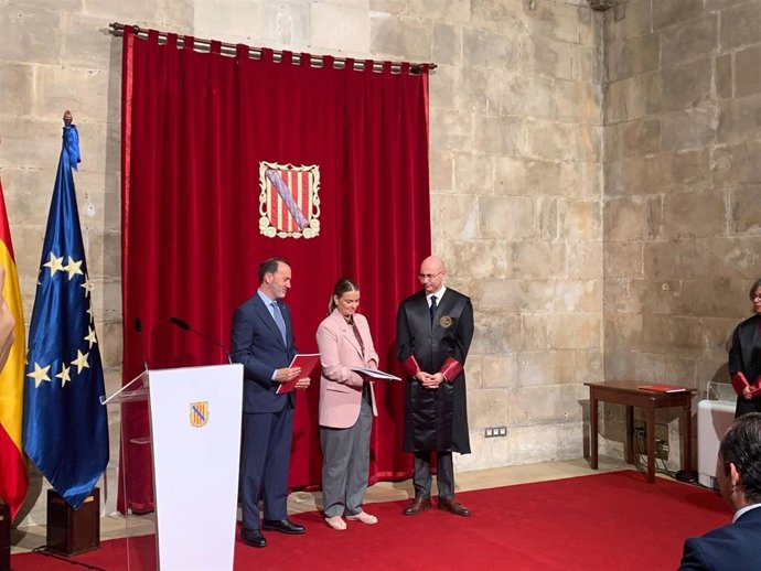 El presidente del Consell Consultiu de Baleaes, Felio José Bauzá entrega la memoria del órgano de 2024 a la presidenta del Govern, Marga Prohens, y al presidente del Parlament, Gabriel Le Senne.