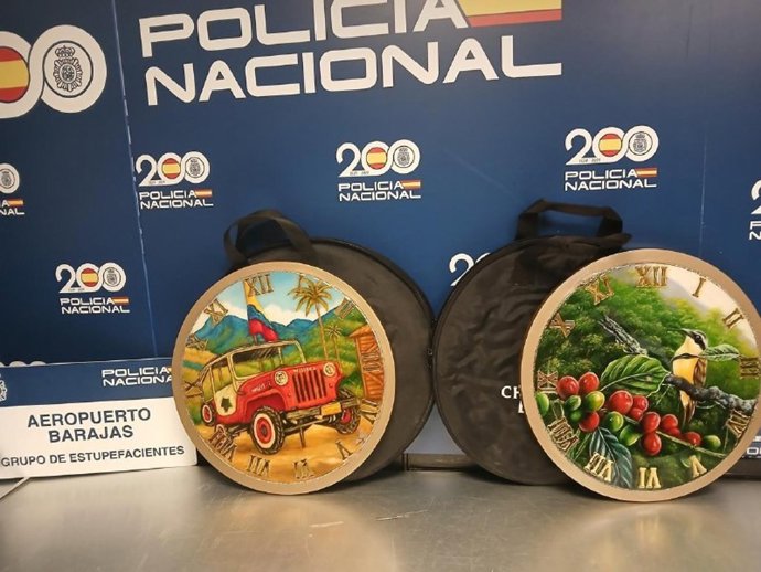 Detenida una mujer en Barajas con dos relojes con más de seis kilos de droga