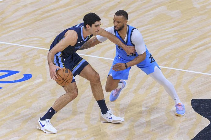 Archivo - March 21, 2025, Inglewood, California, USA: Norman Powell #24 of the Los Angeles Clippers defends against Santi Aldama #7 of the Memphis Grizzlies during their regular season NBA game on Friday March 21, 2025 at Intuit Dome Arena in Inglewood, C