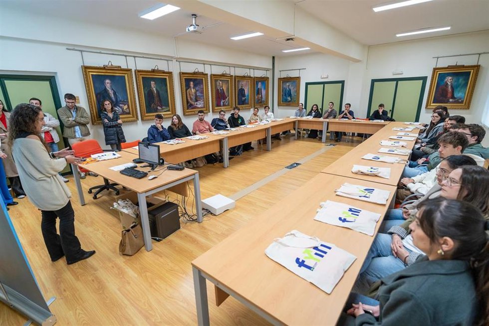 Universidad y Caja Rural llevan la educación financiera a colegios e institutos asturianos