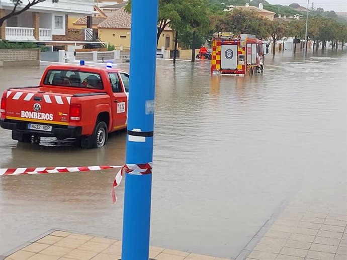 Unidades del Consorcio Provincial de Huelva durante una de las actuaciones por el temporal.