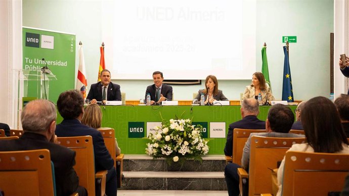 Acto de apertura del curso académico 2025-2026 de la UNED Almería.