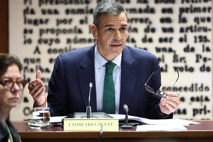 O Presidente do Governo, Pedro Sánchez, comparece perante a Comissão de Inquérito sobre o "Caso Koldo", no Senado, em 30 de outubro de 2025, em Madri (Espanha). Sánchez, comparece perante a comissão de inquérito sobre os contratos, licenças, com