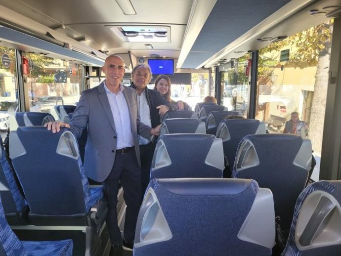 Los directores generales de Transportes, David Sánchez Fraile, y Administración Local, Marina Sevilla, y el alcalde de Tarazona, Tono Jaray, han supervisado uno de los nuevos autobuses híbridos del servicio.