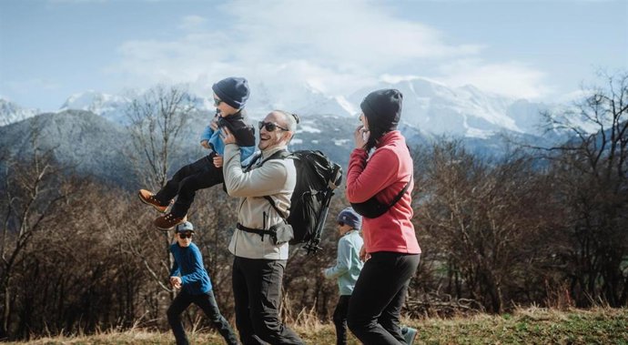 Imagen de una familia equipada con vestimenta de 'Decathlon' para el invierno