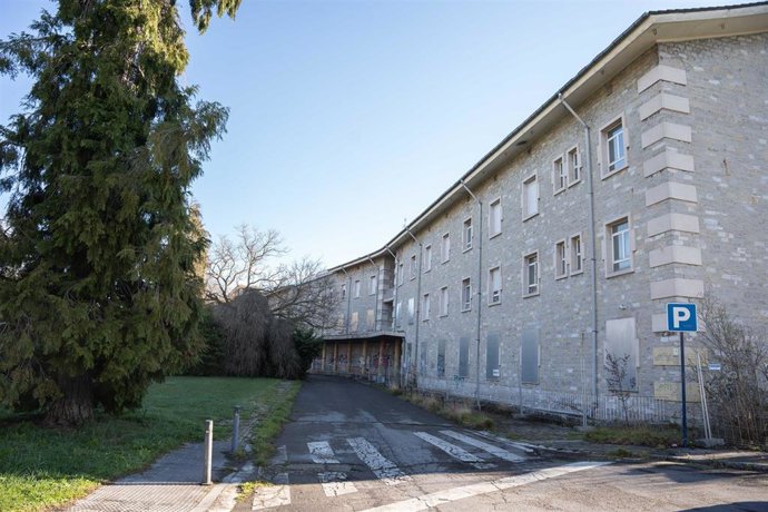 Archivo - Edificio en el que se construirá el centro para refugiados