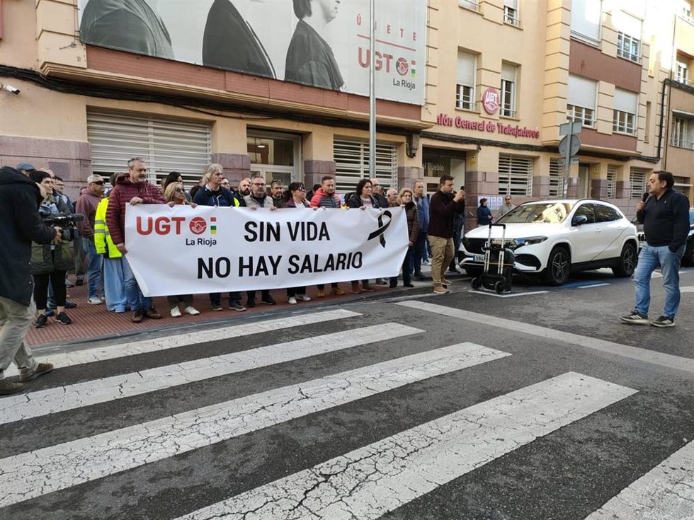 Concentración de UGT por la muerte de un trabajador en una empresa de Arrúbal