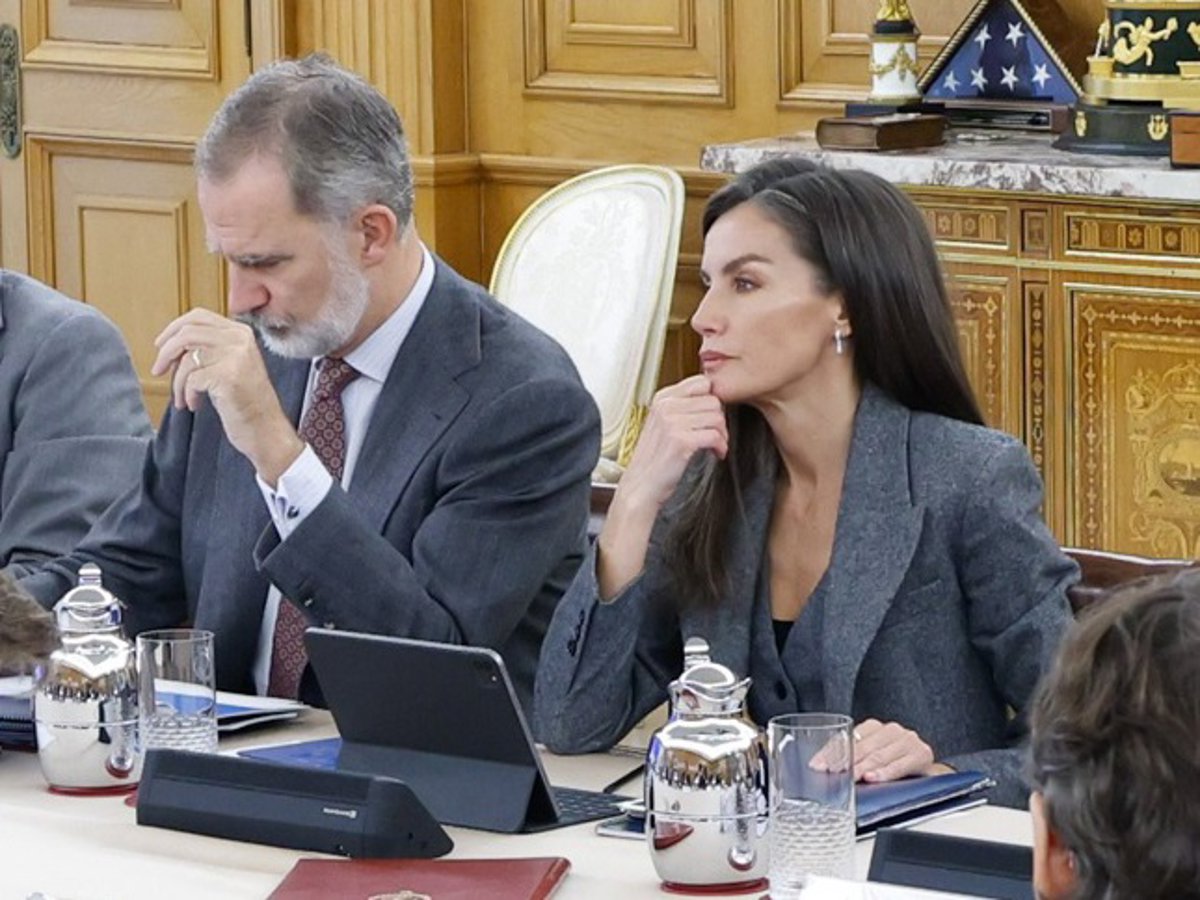 La Reina Letizia rescata su look de Mango más viral tras su emoción en el aniversario de la DANA