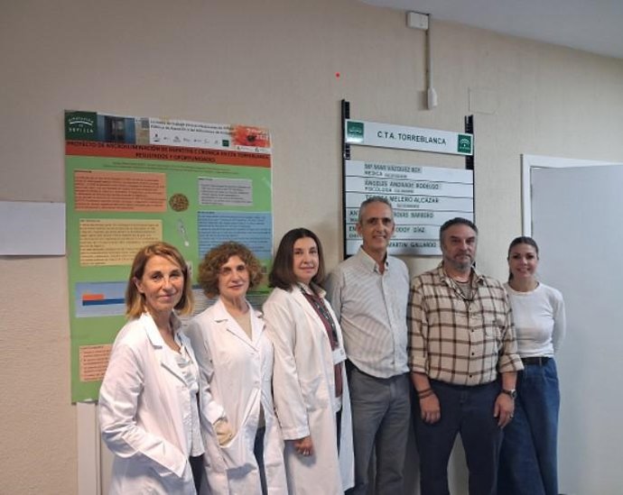 Equipo multidisciplinar formado por profesionales del Hospital Virgen del Rocío y del Centro de Tratamiento de Adicciones (CTA) de Torrreblanca, perteneciente a la Diputación de Sevilla.