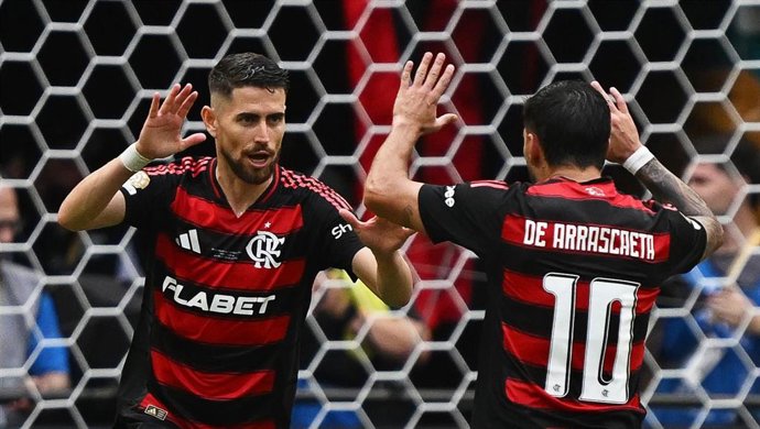 Archivo -  Jorginho y Giorgian de Arrascaeta celebran un gol del Flamengo en el Mundial de Clubes 2025