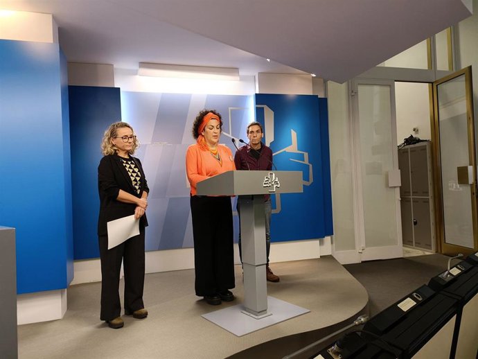 Las parlamentarias Amancay Villalba (EH Bildu), Patricia Campelo (PSE-EE) y el parlamentario Jon Hernández (Sumar) han comparecido ante los medios de comunicación para leer una declaración conjunta
