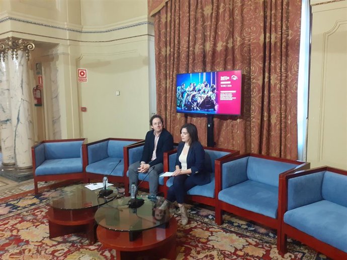 El director general del Centro Niemeyer, Carlos Cuadros, y la concejala de Cultura del Ayuntamiento de Avilés, Yolanda Alonso.