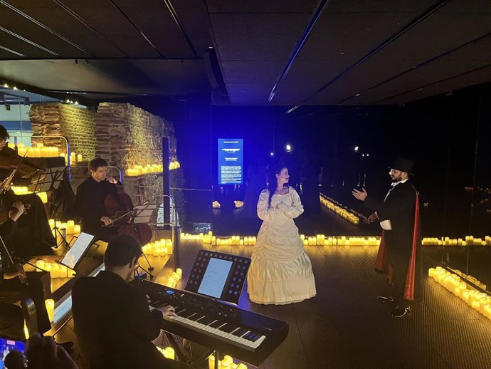 Representación del tema principal de 'El Fantasma de la Ópera' en la estación de Ópera de Metro de Madrid.