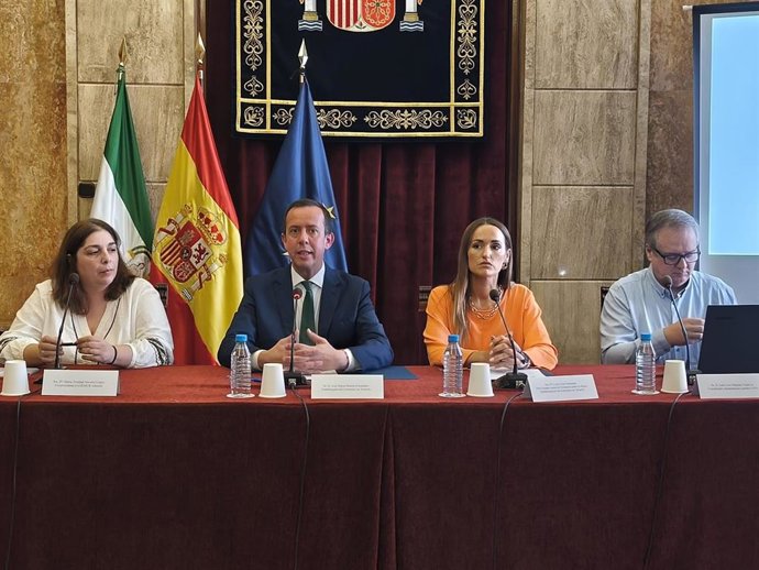 Inauguración de la jornada técnica sobre 'Buenas prácticas para la aplicación del Pacto de estado contra la violencia de género y el Plan Corresponsables' en Almería.