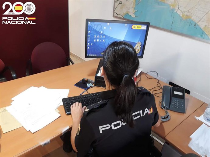 Archivo - Sucesos.- Detenidos dos hombres que difundieron imágenes de carácter sexual de una compañera de trabajo en Palma