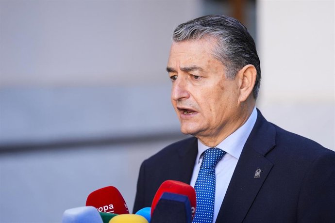 Archivo - El consejero de Sanidad, Presidencia y Emergencias, Antonio Sanz (Fotografía de Archivo)