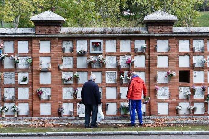 Archivo - Varias personas llevan flores a un ser querido, en el Cementerio de la Almudena, a 1 de noviembre de 2024, en Madrid (España). Este año, los cementerios de Madrid han ampliado su horario y han reforzado su servicio de limpieza, jardinería y vigi