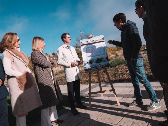El presidente del Gobirerno de La Roja, Gonzalo Capellán, escucha las explicaciones del nuevo centro de atención y participación de Haro