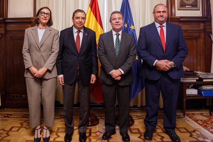 El presidente de Castilla-La Mancha, Emiliano García-Page, se reúne, en Madrid, con el ministro de Agricultura, Pesca y Alimentación, Luis Planas.