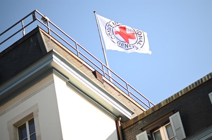 Archivo - Arquivo - Imagem de arquivo de uma bandeira do Comitê Internacional da Cruz Vermelha em sua sede em Gênova, Suíça.