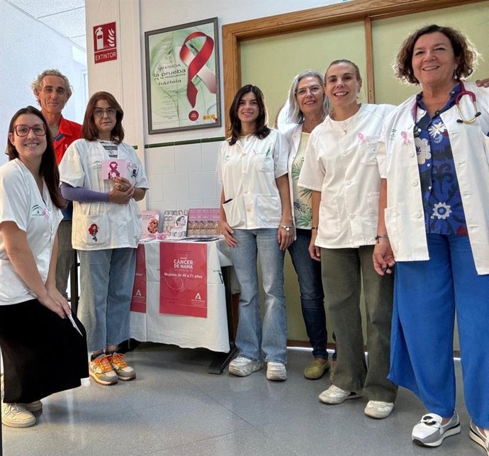 El Área Sanitaria Este de Málaga Axarquía colabora con asociaciones en actividades para la prevención del cáncer de mama.