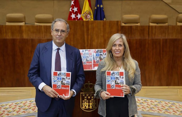 El presidente de la Asamblea de Madrid, Enrique Ossorio, recibe de la consejera de Economía, Hacienda y Empleo, Rocío Albert, los Presupuestos regionales para 2026