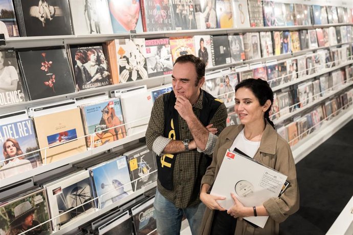 La presidenta de la Comunidad de Madrid, Isabel Díaz Ayuso (d), durante la reapertura de la tienda FNAC Callao, a 30 de octubre de 2025, en Madrid (España). 