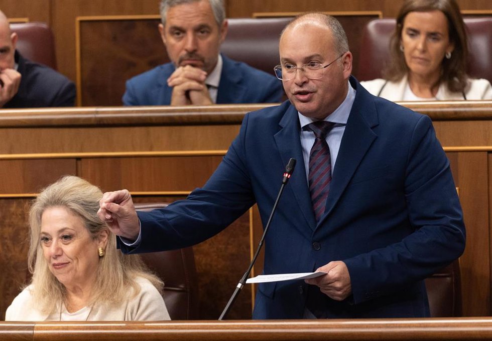 El secretario general del Partido Popular, Miguel Tellado, interviene durante una sesión de control al Gobierno, en el Congreso de los Diputados, a 22 de octubre de 2025, en Madrid (España). 
