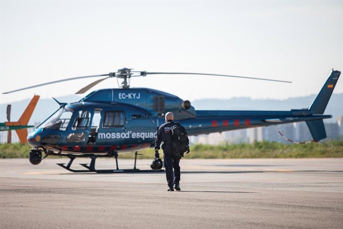 Archivo - Un helicòpter dels Mossos d'Esquadra