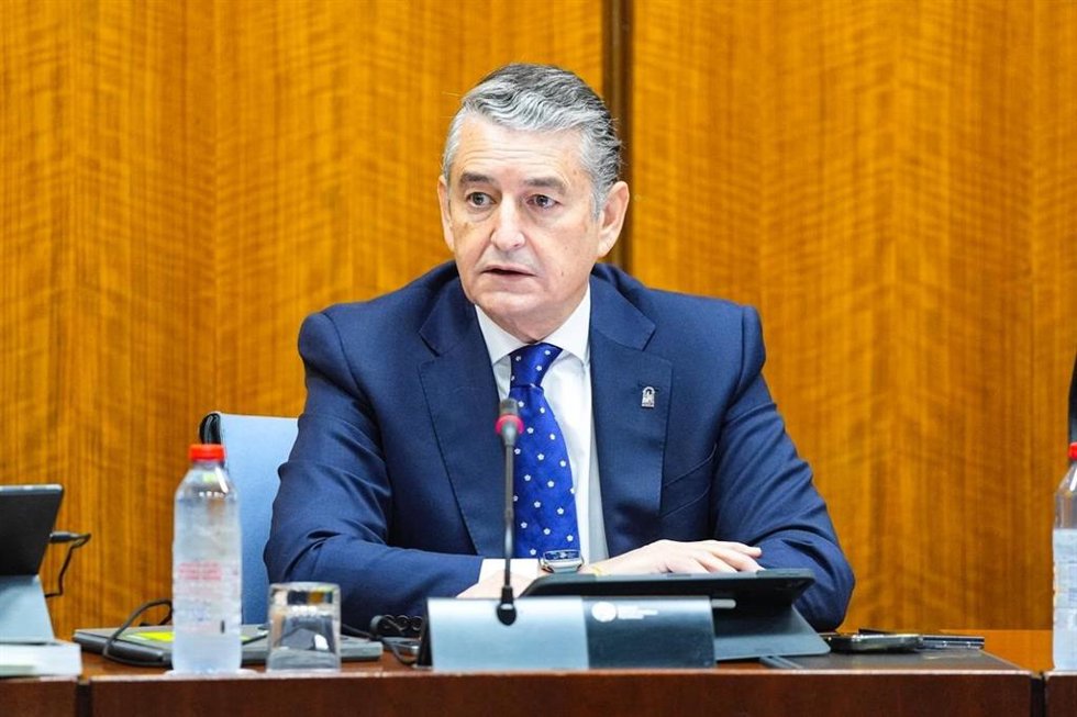 El consejero de Sanidad, Presidencia y Emergencias, Antonio Sanz, en la comisión parlamentaria del 30 de octubre de 2025.