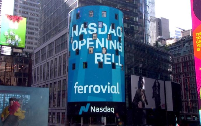 Archivo - Un cartel en Wall Street anuncia el inicio de la cotización de Ferrovial en el Nasdaq