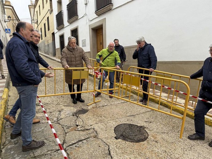 El presidente de la Diputación de Córdoba, Salvador Fuentes (centro), en Fernán Núñez.