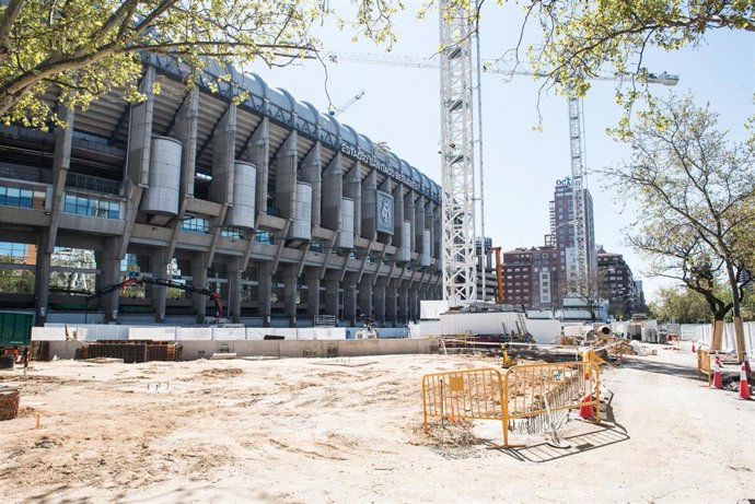 Archivo - Fachada del Estadio Santiago Bernabéu, que funcionará como centro de aprovisionamiento y distribución de productos sanitarios dirigidos a la lucha contra la pandemia del COVID-19, en Madrid (España) a 28 de marzo de 2020.