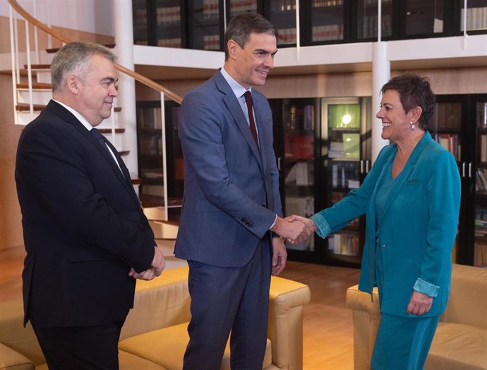 Archivo - (I-D) El exsecretario de Organización del Partido Socialista Santos Cerdán y el presidente del Gobierno en funciones, Pedro Sánchez, reciben a la portavoz de EH Bildu en el Congreso de los Diputados, Mertxe Aizpurua.