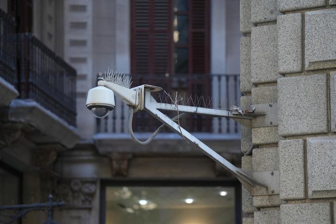 Archivo - Cámara de seguridad en una calle en Barcelona.