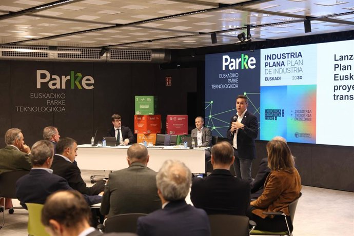 Reunión entre el consejero de Industria, Transición Energética y Sostenibilidad, Mikel Jauregi y los clústeres industriales