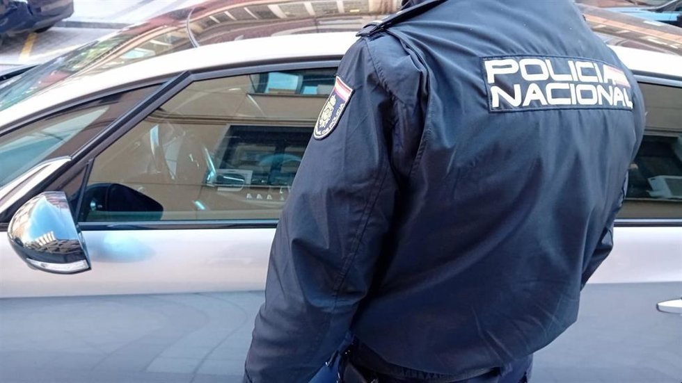 Archivo - Imagen de archivo de un agente de la Policía Nacional