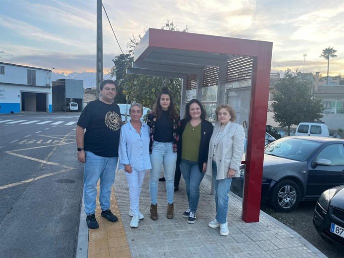 La diputada de MÉS per Mallorca en el Parlament Maria Ramon junto a miembros del partido de la comarca de Llevant.