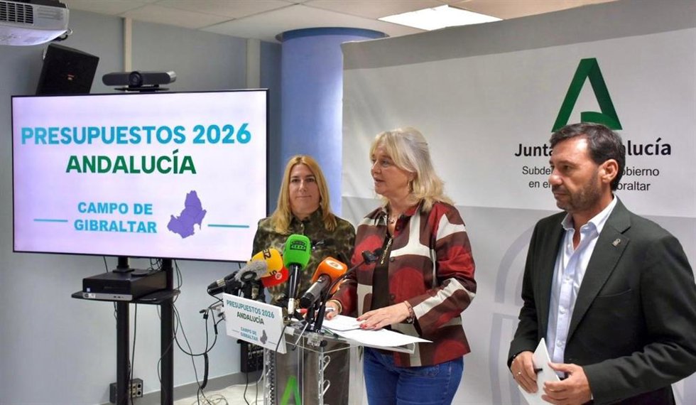La delegada de la Junta en Cádiz, Mercedes Colombo, junto al subdelegado en el Campo de Gibraltar, Javier Ros, y la delegada territorial de Hacienda, Inmaculada Olivero, en la presentación de los presupuesto de 2026 para la comarca del Campo de Gibraltar