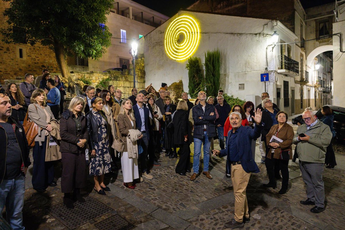 Cáceres Contemporánea  ofrece visitas guiadas por las ocho instalaciones que  iluminan  el barrio de Santiago