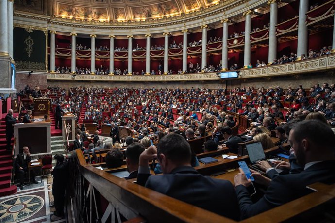 PARIS, 15 de outubro de 2025 -- O primeiro-ministro francês Sebastien Lecornu faz um discurso político na Assembleia Nacional em Paris, França, em 14 de outubro de 2025. O primeiro-ministro (PM) francês, Sebastien Lecornu, anunciou na terça-feira a suspen