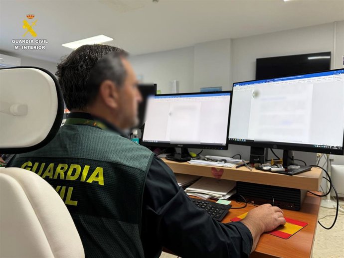 Agente de la Guardia Civil visionando varias pantallas.