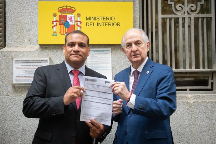 O ex-prefeito e coordenador do Conselho Político Internacional de María Corina Machado, Antonio Ledezma (r), e o advogado Tomás Arias (l), apresentam uma queixa ao Ministério do Interior, em 30 de outubro de 2025, em Madri, Espanha.