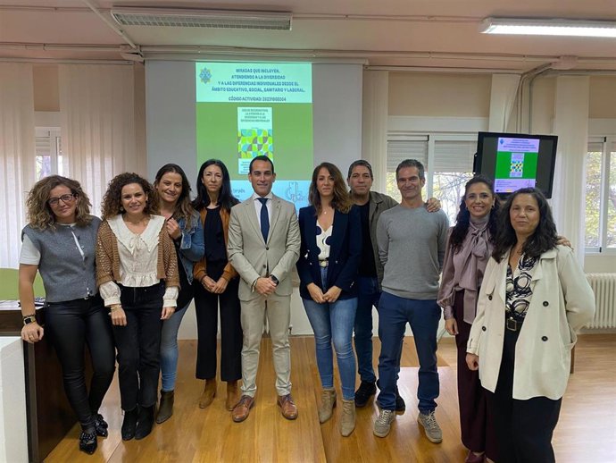 El delegado de Desarrollo Educativo, Francisco José Solano (c), junto a participantes en la jornada.