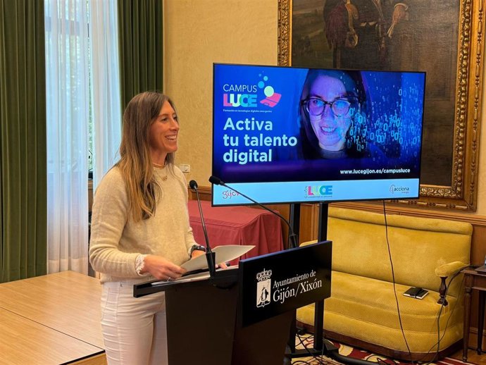 La vicealcaldesa de Gijón y concejala de Economía, Empleo, Turismo e Innovación, Ángela Pumariega, presenta el Campus LUCE en el Consistorio gijonés.